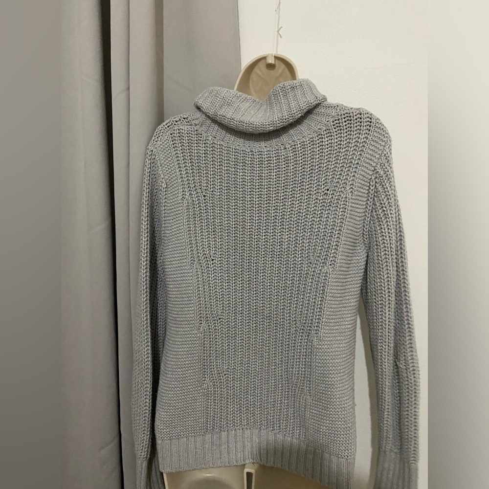 Banana republic turtleneck sweater, gray color, like new.